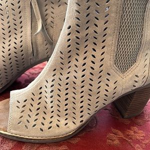 Tom’s tan suede ankle boots with the zipper